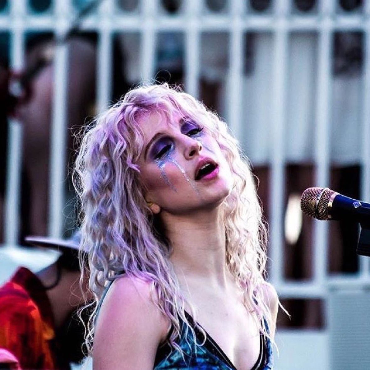lilymizbiz's tweet image. hayley williams with glitter tears: my fave genre ever ✨🪩