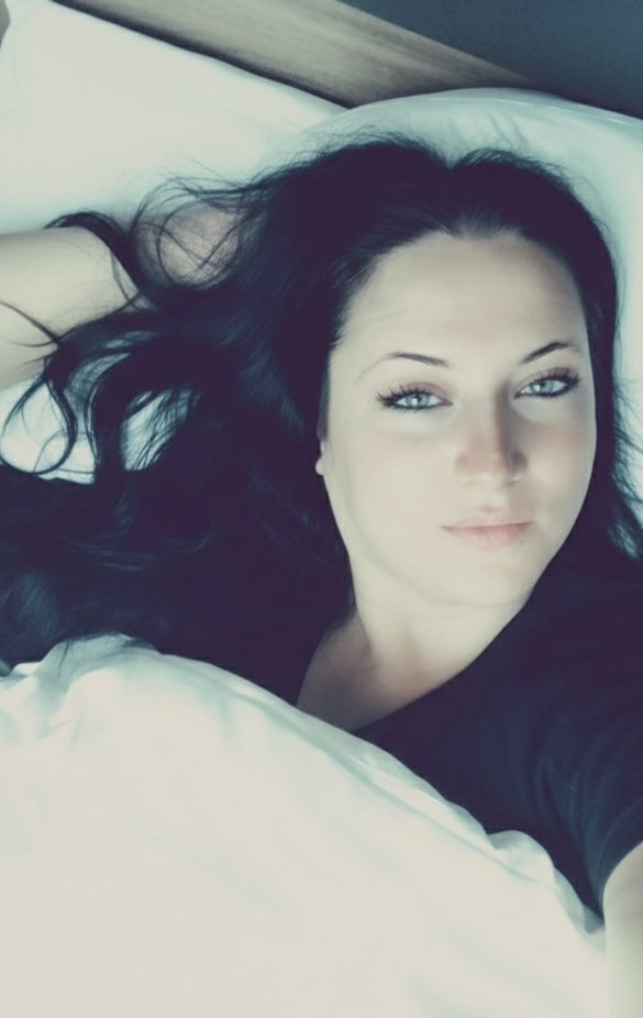 Wow ich bin schon wach weil alle Nachbarn Schnee schieben ❄️🪏

Naja,  ich bleibe selbstverständlich noch liegen und DU 🫵🏻 darfst dich um den imaginären Kaffee kümmern! 

$ende 
#findom