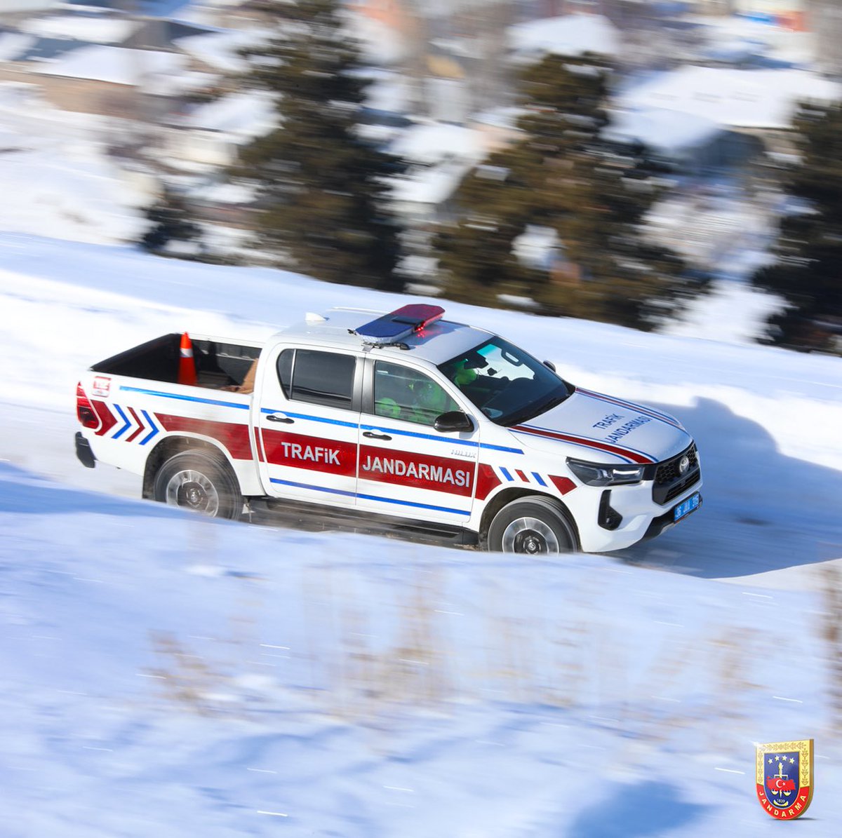 Trafikte düzen, yolda huzur. 🚔

Trafik Jandarması, güvenli yolculuğunuzun teminatı olmaya devam ediyor.

📍Kars

#Jandarma
#TrafikJandarması