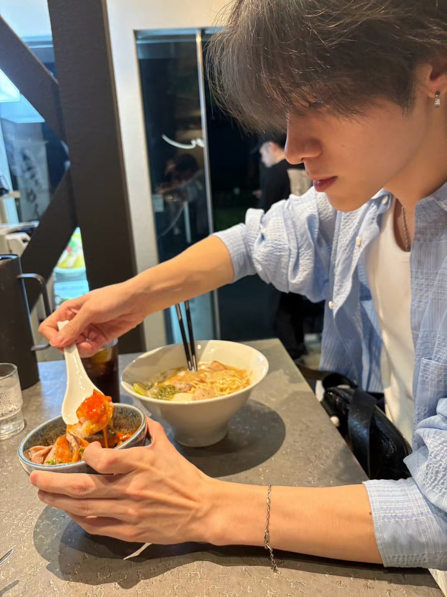 ヘンドリーが食べていたラーメンを食べに、maren北新地本店さん行ってきた。ヘンドリーのラーメンは具がいっぱいのやつだけど、シンプルなほうの魚介白湯で。濃厚だけど重くなくて麺が特に好みで美味しかった🍜
3日で威神ちゃんの聖地2つ（天ぷら&amp;ラーメン）、イリチルロケ地（水族館）も行けて満足。