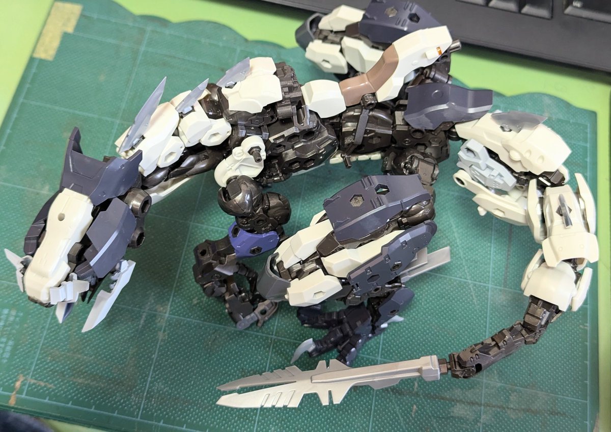 hexagobsidian's tweet photo. あとは武装と塗装だな！
いろんな方のドラゴン、恐竜型ヘキサギアを観察しまくってどうにか形にできました😊
割と会心の出来な気がします✨️
#ヘキサギア https://t.co/GJVrHQpNNW