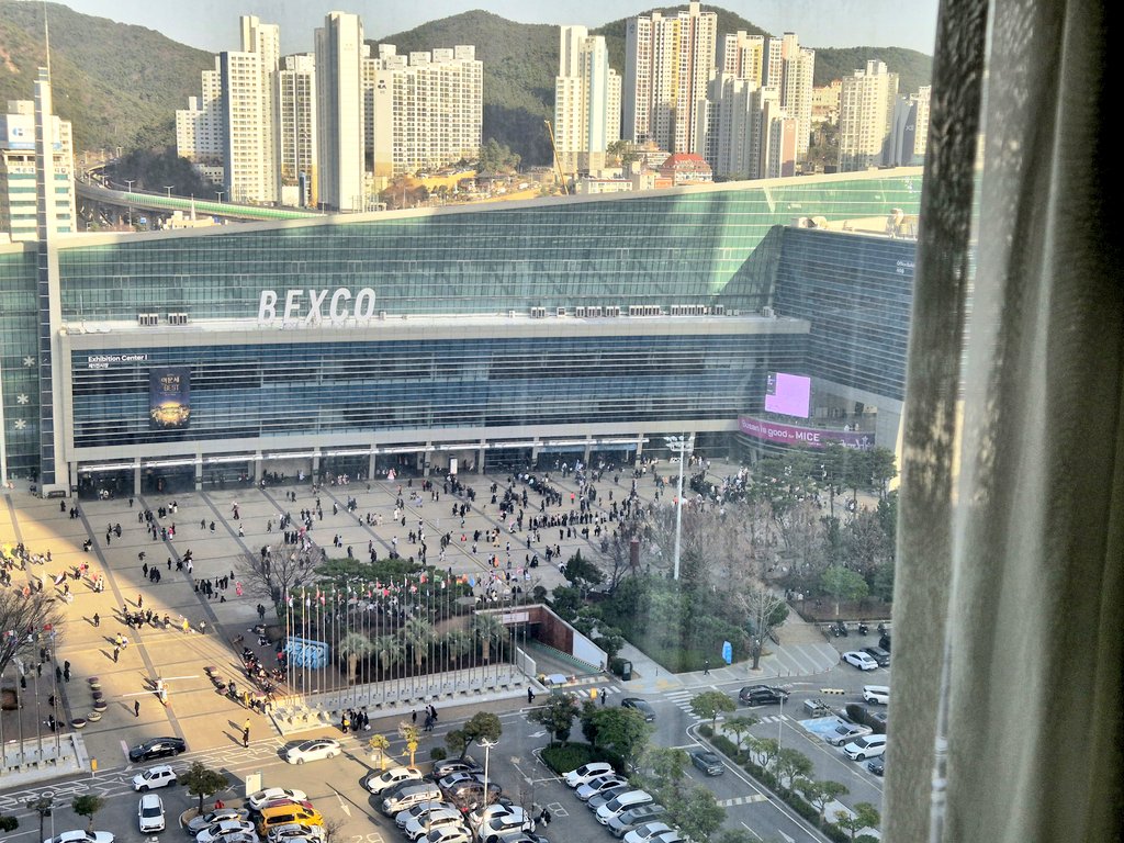 PHOTO_ORCA's tweet photo. 부산 숙소 도오착
유리창 너머 여러분이 보여요ㅋㅋ https://t.co/7WoSGikt1L