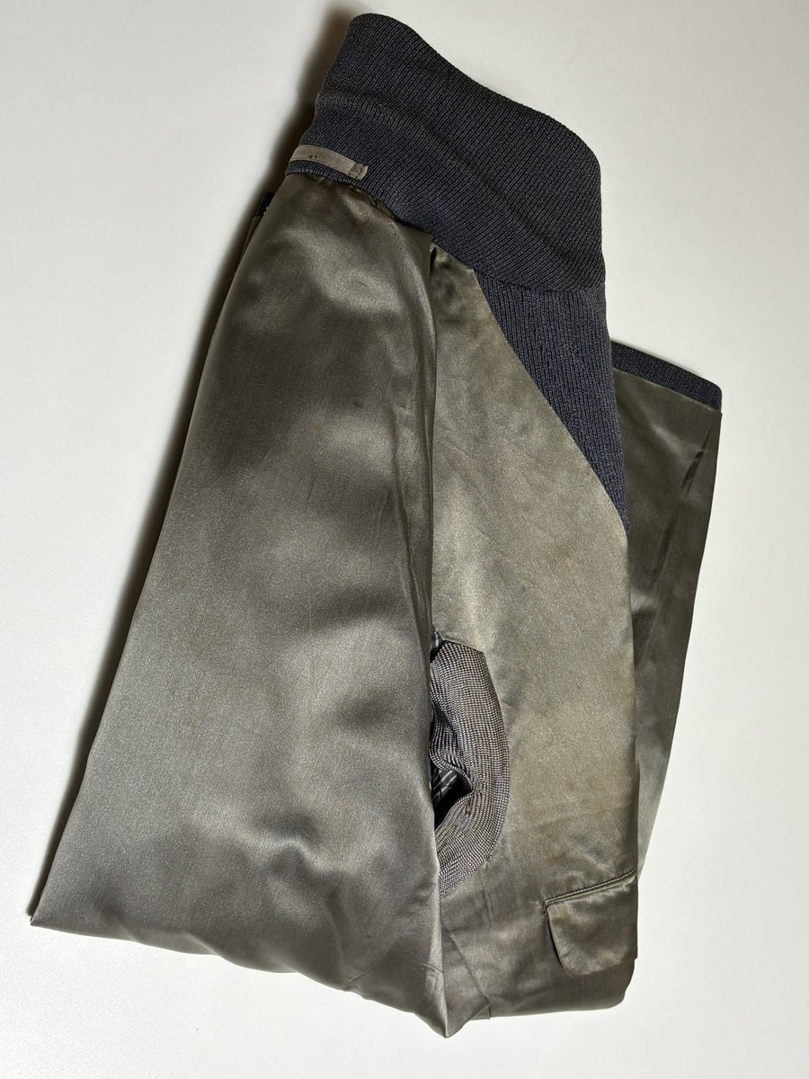 Haidacutlet's tweet image. ちなみに戦前は背広をこんな感じで畳んで持ち運んでいたそうです
これが試してみると折り目が入ったり型崩れしなくて大した物です