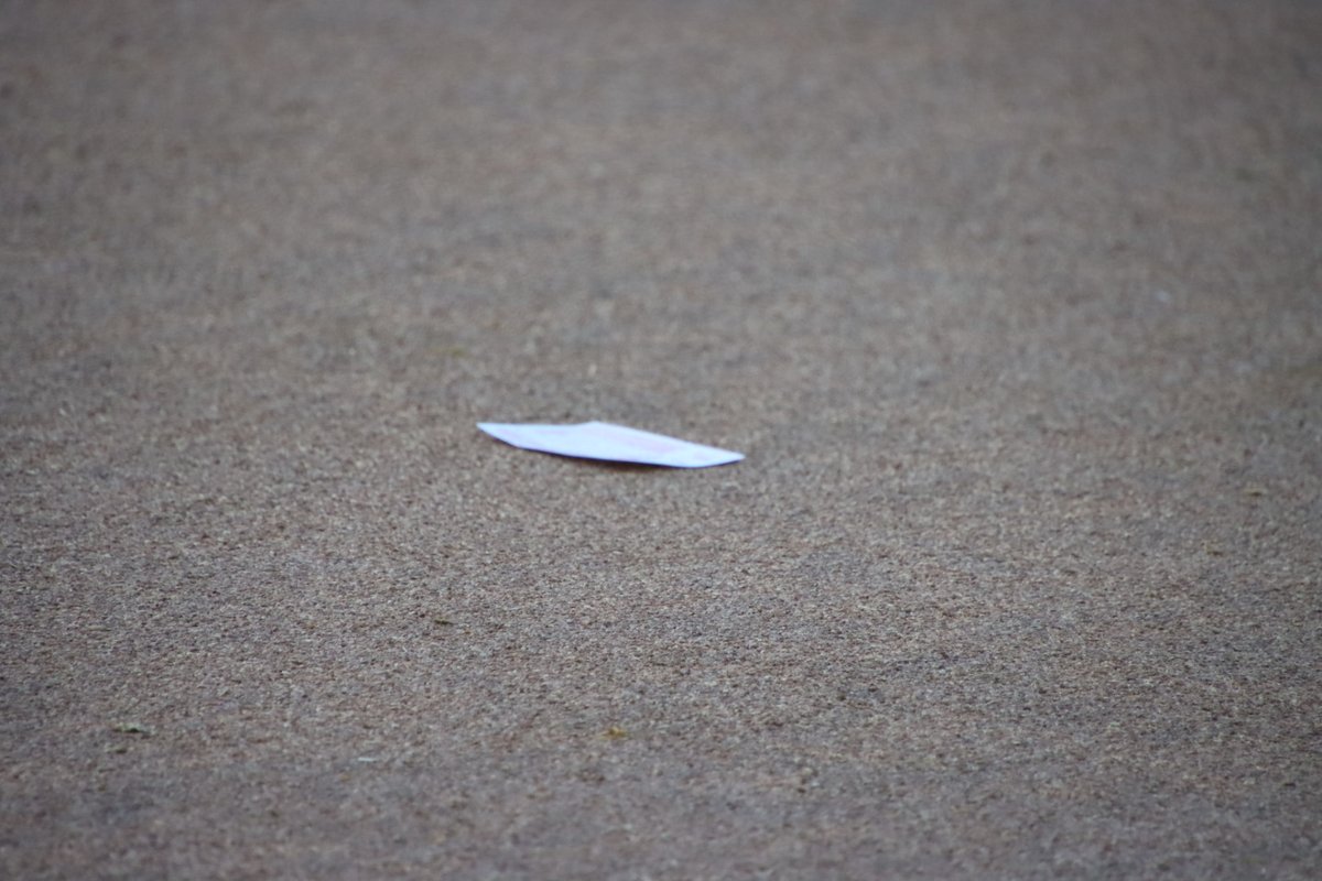 yuu_ka5963's tweet image. 中山競馬場
とんでもない強風です。新聞、マークシート、馬券、ゴミがパドックやコースの中に飛んできていて非常に危険です！
ゴミは建物内のゴミ箱へ。そして新聞やマークシートはしっかり持って離さないでください。席に放置などは絶対にしないでください🙇