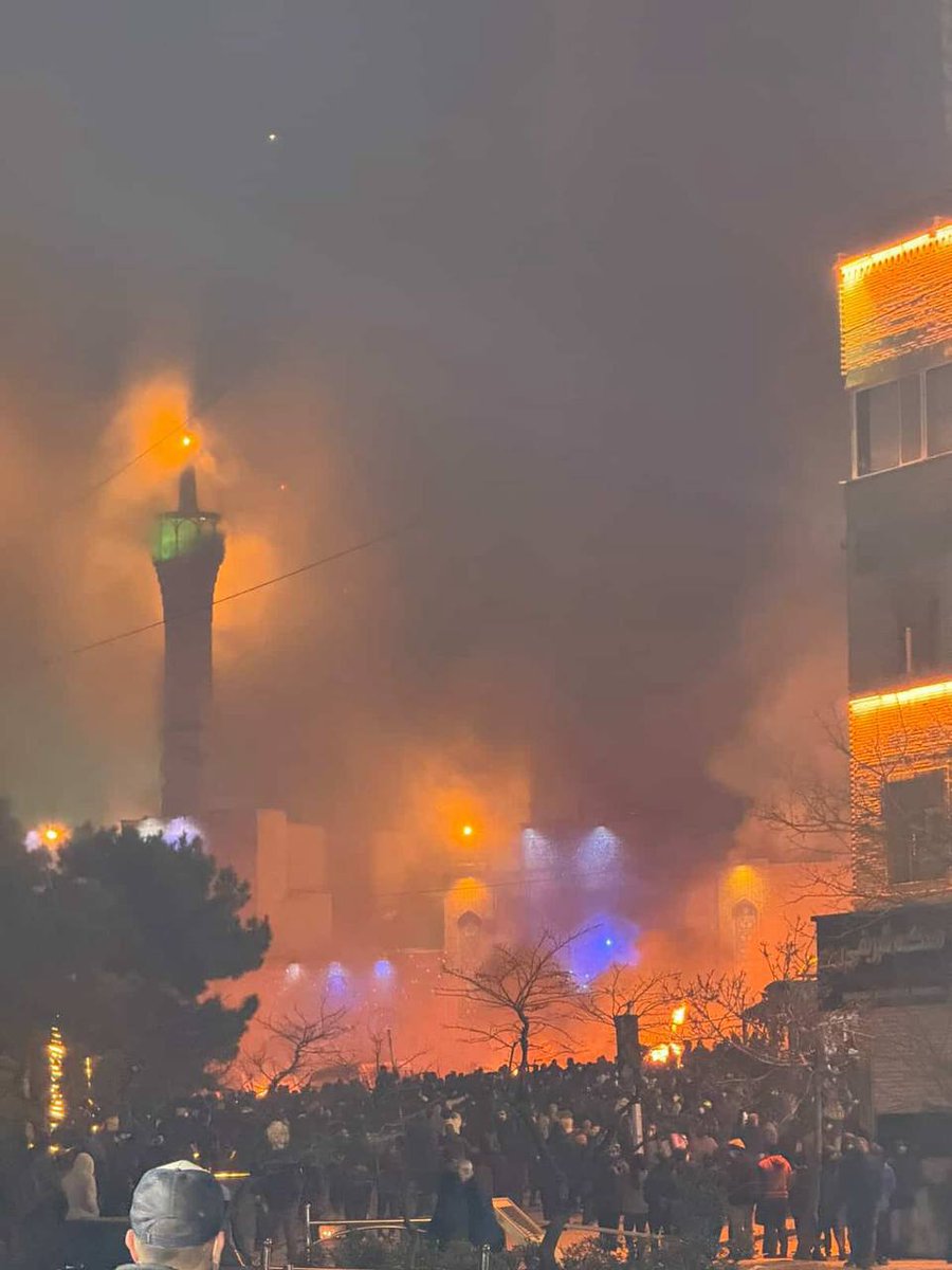Suleimani_313's tweet image. 🇮🇷 | The bastards American back rioters BURNT MOSQUES again tonight in Saadatabad, Tehran