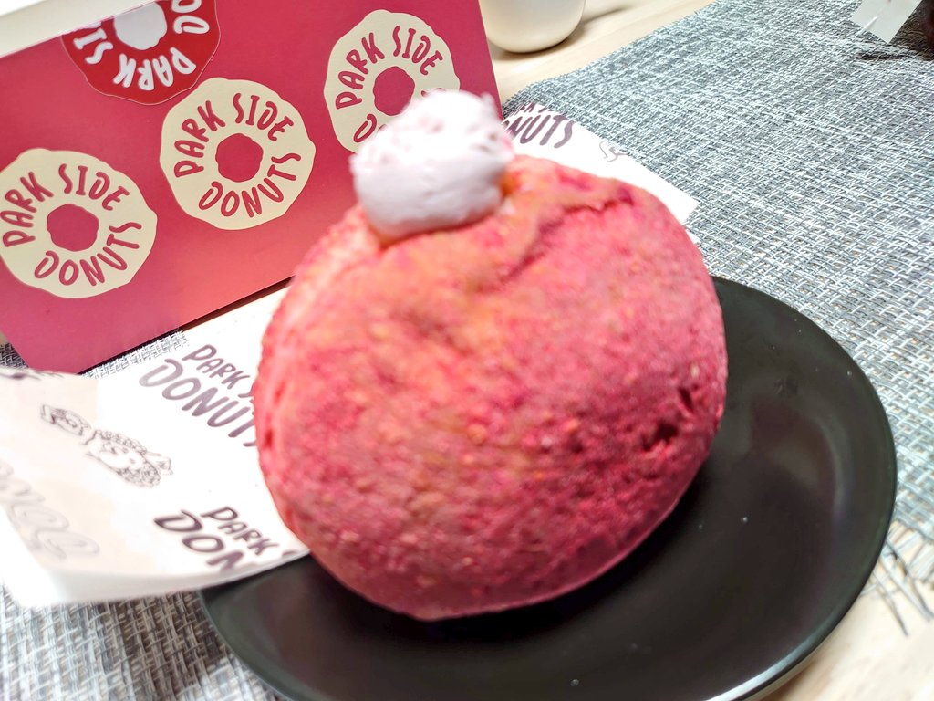 RunningYassan's tweet photo. スイーツランニングvol.286
三軒茶屋『PARKSTORE』の生ドーナツ
ふわっとした生地にたっぷりのクリームが入った大きなドーナツ🍩
シンプルなプレーンも美味しかったけど、ラズベリー味が最高👍
LSD後のご褒美には最高🏃
#スイーツランニング
#PARKSTORE
#生ドーナツ
#三軒茶屋 https://t.co/oENobMNUK1
