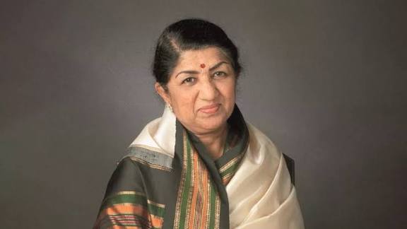 TArafalgar_laww's tweet image. Shreya Ghoshal is a better singer than Lata Mangeshkar ji, but society won’t accept it because Lata ji was born earlier and is no longer alive