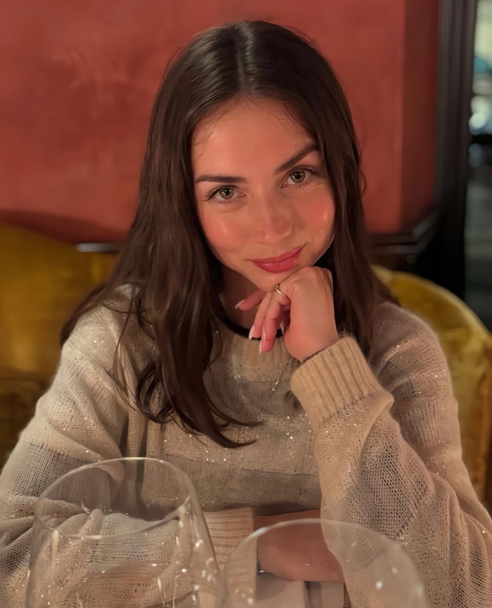 archivedearmas's tweet image. pov: you're on a date with ana de armas