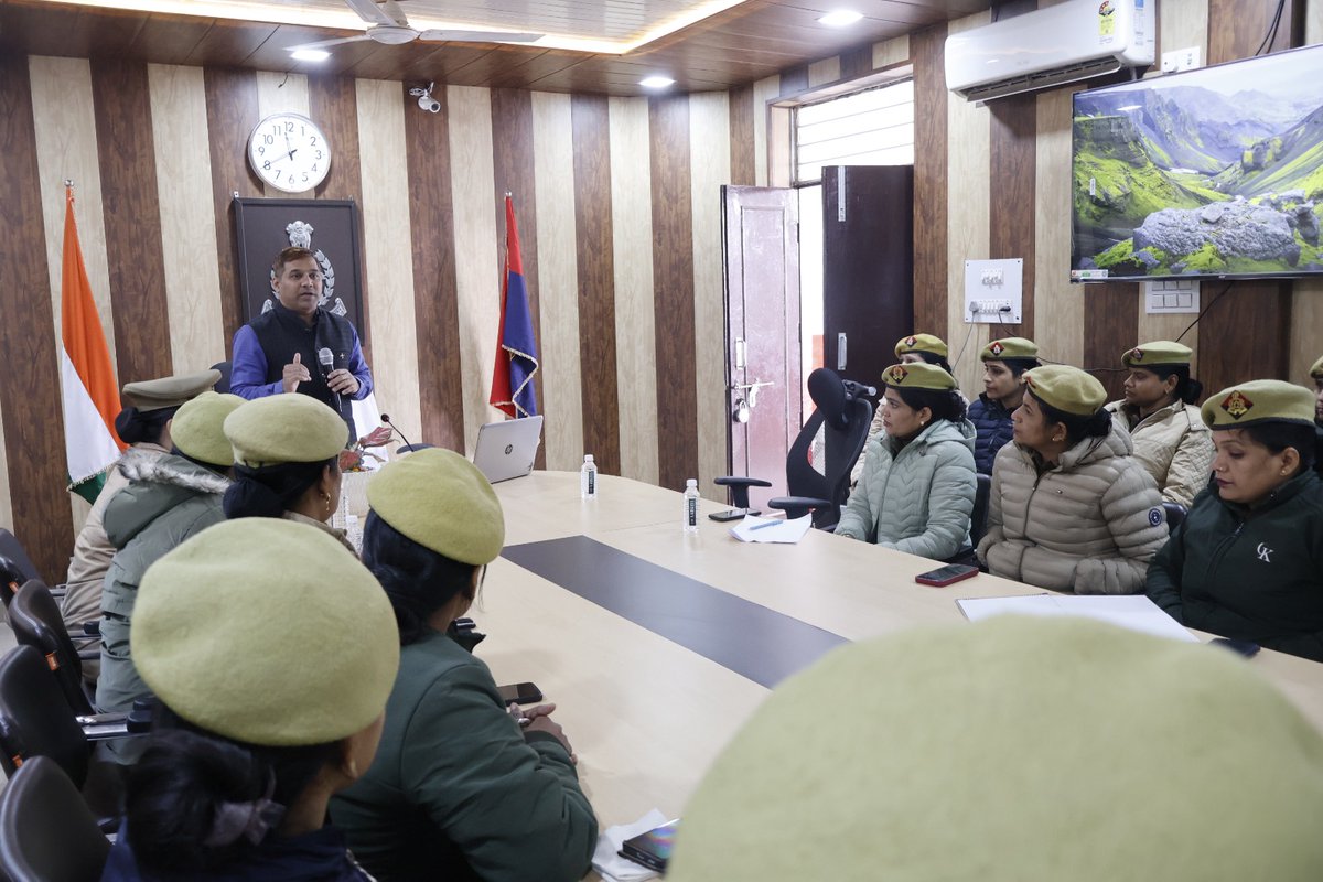 Mishr26's tweet photo. Glimpses from soft skills training with #WomenHelpDesk, focused on sensitive handling, effective communication, and strengthening responses to prevent #DomesticViolence.

@CMOfficeUP @UPGovt @InfoDeptUP @Uppolice @UPMahilaKalyan https://t.co/gQyY6gfD2i