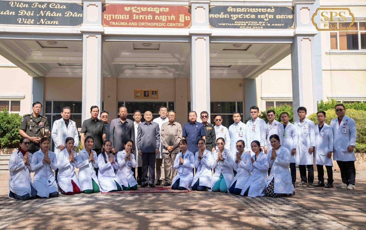 modgovkh's tweet photo. ថ្ងៃសៅរ៍ ៧រោច ខែបុស្ស ឆ្នាំម្សាញ់ សប្តស័ក ពុទ្ធសករាជ ២៥៦៩ ត្រូវនឹងថ្ងៃទី១០ ខែមករា ឆ្នាំ២០២៦

ព្រះបាទ​សម្ដេច​ព្រះបរមនាថ នរោត្ដម សីហមុនី ព្រះមហាក្សត្រ នៃព្រះរាជាណាចក្រកម្ពុជា ជាទីគោរពសក្ការៈដ៏ខ្ពង់ខ្ពស់បំផុត ព្រះអង្គសព្វព្រះរាជហឫទ័យ យាងសួរសុខទុក្ខវីរកងទ័ពសមរភូមិជួរមុខ ដ��លកំពុងសម្រាកព្យាបាលនៅមន្ទីរពេទ្យព្រះកេតុមាលា រាជធានីភ្នំពេញ៕

-អរគុណសន្តិភាព !
-អរគុណនយោបាយឈ្នះឈ្នះ !
-ដឹងគុណស្ថាបនិក មគ្គុទ្ទេសក៍ឯក និងប្រតិបតិ្តករ នយោបាយ ឈ្នះ ឈ្នះ ដែលនាំមកនូវសន្តិភាព និងការឯកភាពជាតិពេញលេញ !
#ក្រសួងការពារជាតិ  #modgovkh #កម្ពុជា #Cambodia #សន្តិភាពនៅកម្ពុជា #Peaceincambodia