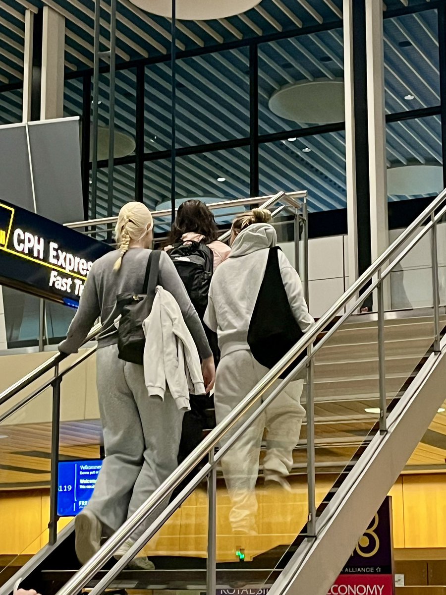 Så tager datteren på dannelsesrejse med to gode rejsefæller og en rute, der bl.a. bringer dem til Thailand mm. Det bliver uden tvivl en oplevelse for livet, fyldt med kultur, eventyr og minder. God rejse