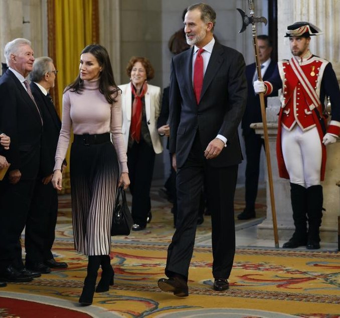 palacio_guiller's tweet image. 👑 Lo de hoy ha sido la gota que ha colmado el vaso
Ha conseguido que sienta vergüenza
Y no quiero un rey que haga que me avergüence de ser español
Quizá es lo que buscan
Pero España es demasiado grande y su historia demasiado gloriosa para tener que soportar esta humillación