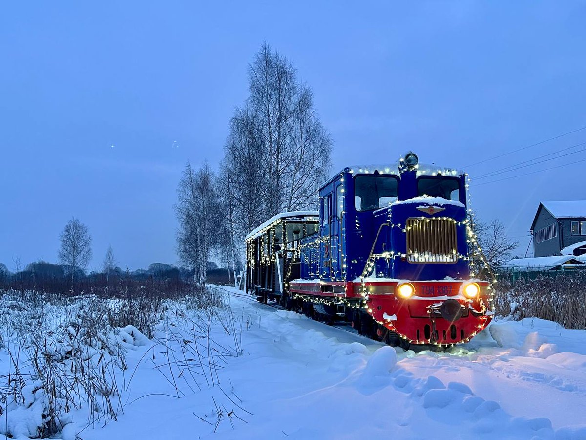 NGR_RU's tweet photo. Тепловоз ТУ4-1387 с туристическим поездом, Музей "Мир железной дороги", Ярославская область, 03.01.2026. Diesel locomotive ТУ4-1387 with a tourist train, new Museum "The World of Railways", Yaroslavl Oblast, 03.01.2026. Photo: Мир Железной Дороги. #Russia #TU4 #ужд #узкоколейка https://t.co/uHCz3T8WWD