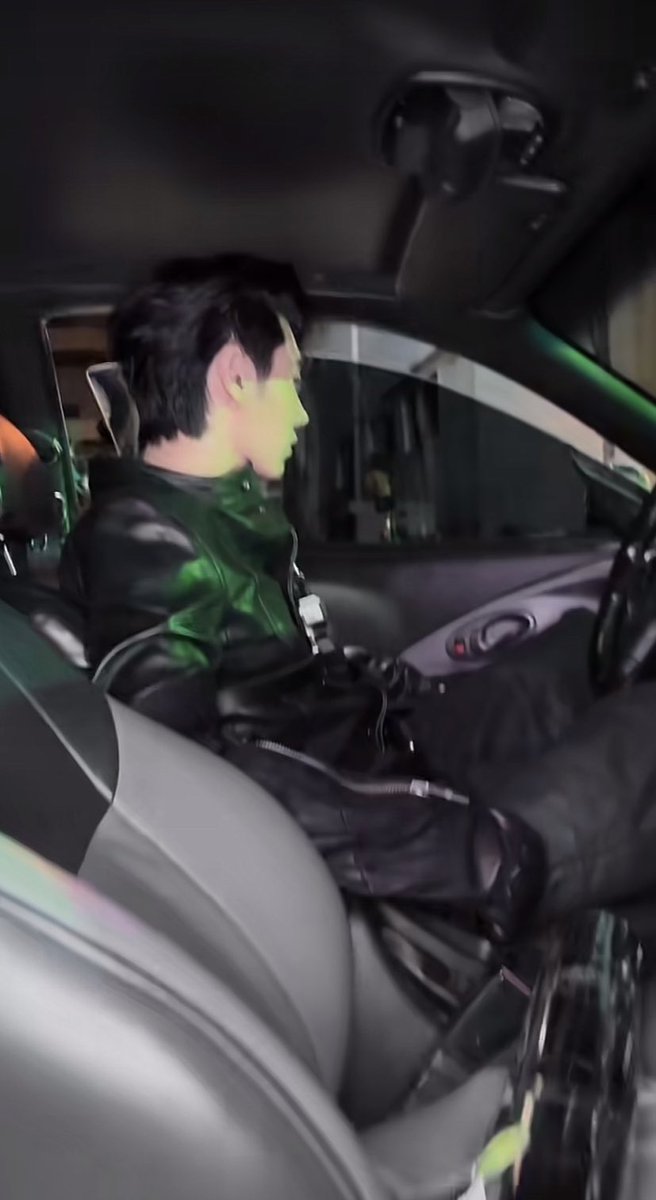 binxjk's tweet photo. ………………….. I never thought you’d drive me this crazy https://t.co/iMGJauaBYq