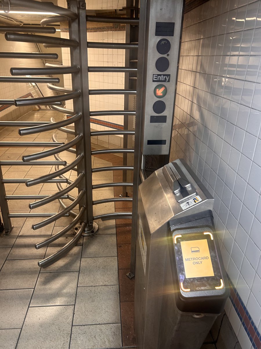 chayesmatthew's tweet image. Kafkaesque turnstile entrance to the @NYCTSubway’s 8th Street/NYU downtown platform: Only MetroCard — which is obsolete and no longer being sold as of this past New Year’s Eve — is accepted to pay the fare. No warning above ground, no station personnel anywhere, no explanation.