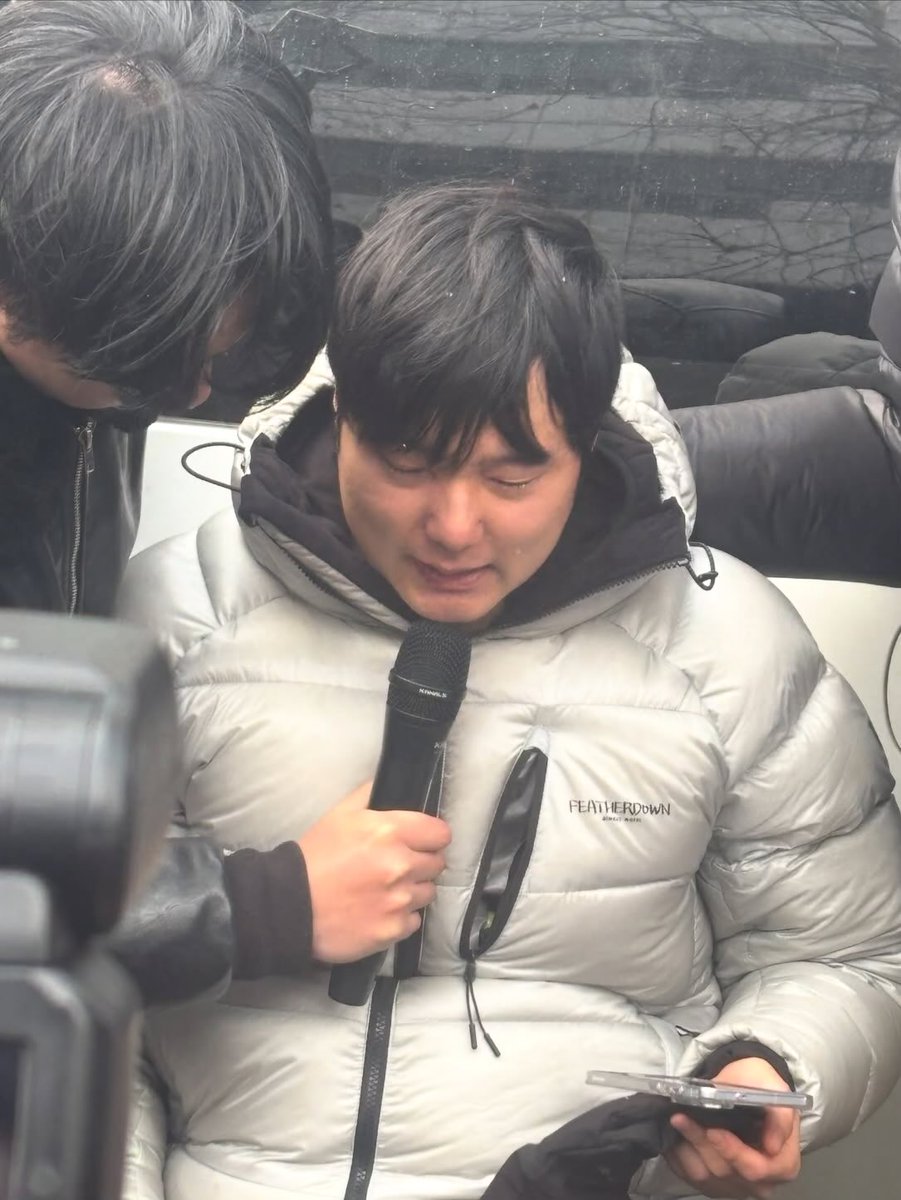 🔥펌글🔥박준영 대표의 연설에 눈물이 쏟아집니다.

손발이 마비가 되고, 배가 등에 달라붙었다고 합니다.

걷지 못하고 응급차에 실려갔습니다.

우파 대통령을 단 한명도 지키지 못하고 무얼 싸울 수 있겠습니까?

박준영 청년의 절박한 호소에 가슴이 북받칩니다.

목이 메여옵니다. 박준영 대표의