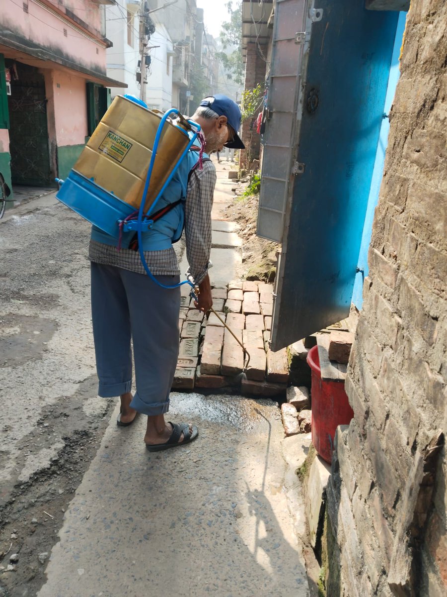 kmc_kolkata's tweet photo. A few pictures of the frontline workers of the Vector Control Team on duty across the city.
#VectorControlByKMC #KMConDuty https://t.co/UWW9cRwaPc