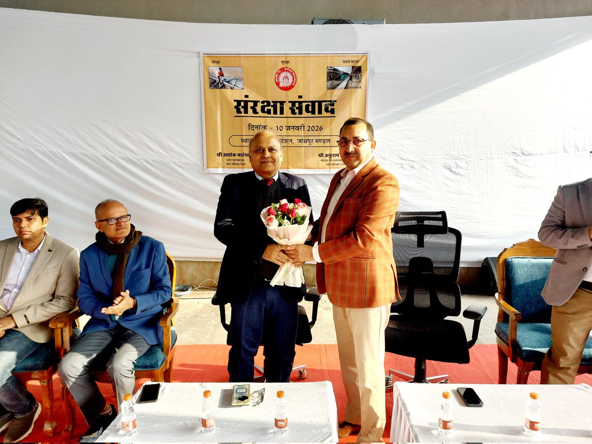 DRMJodhpurNWR's tweet image. उत्तर पश्चिम रेलवे जोधपुर मंडल में रेल संरक्षा को सुदृढ़ करने हेतु संरक्षा संवाद सेमिनार का आयोजन।
अपर महाप्रबंधक श्री अशोक महेश्वरी ने कर्मचारियों से सत्यनिष्ठा, सतर्कता व जिम्मेदारी के साथ कार्य करने का आह्वान किया।
#RailSafety #NWRailways #Jodhpur 
@NWRailways