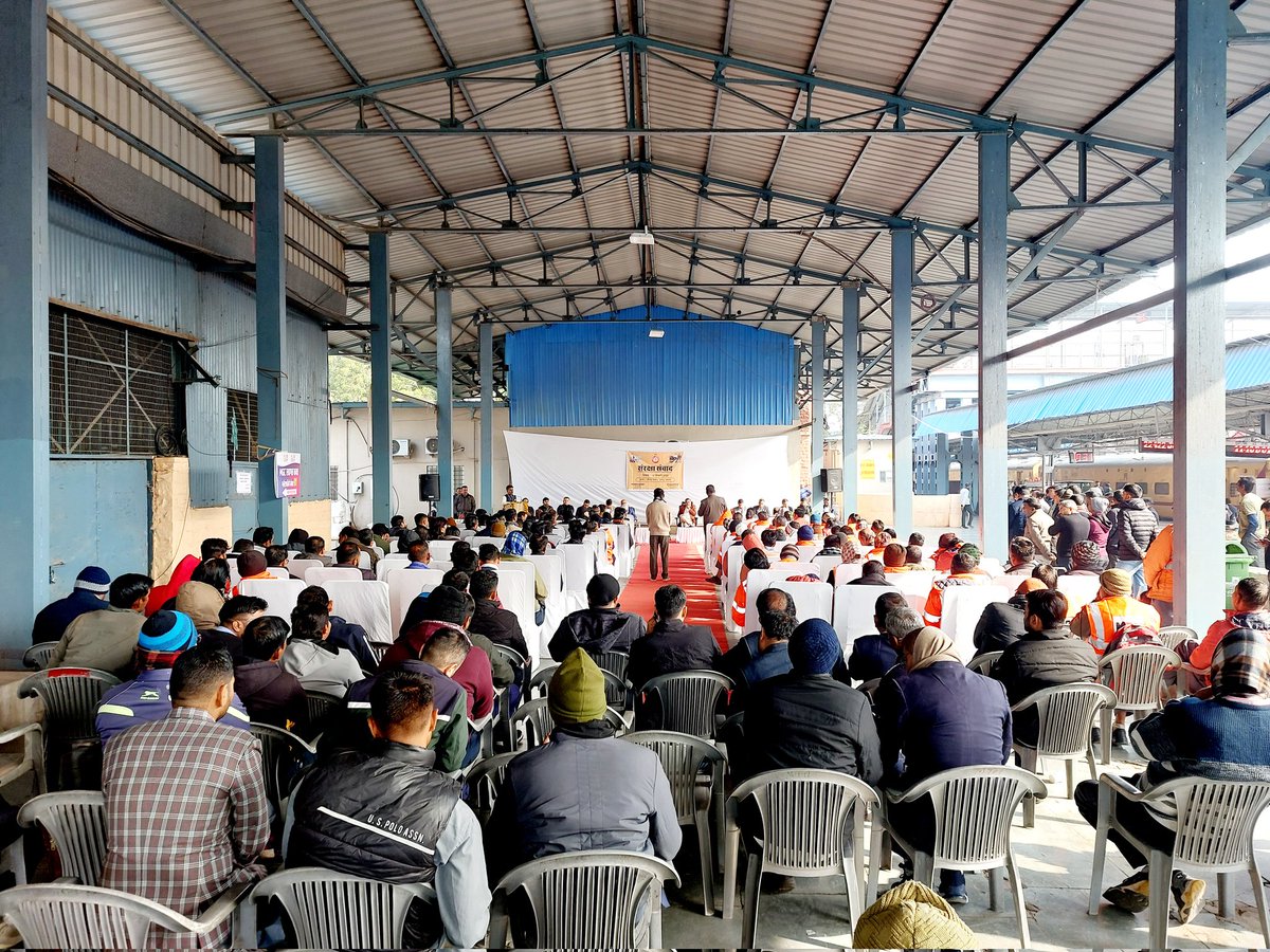 DRMJodhpurNWR's tweet image. उत्तर पश्चिम रेलवे जोधपुर मंडल में रेल संरक्षा को सुदृढ़ करने हेतु संरक्षा संवाद सेमिनार का आयोजन।
अपर महाप्रबंधक श्री अशोक महेश्वरी ने कर्मचारियों से सत्यनिष्ठा, सतर्कता व जिम्मेदारी के साथ कार्य करने का आह्वान किया।
#RailSafety #NWRailways #Jodhpur 
@NWRailways