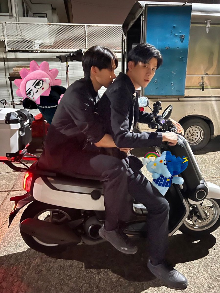 bimzpie's tweet image. ขอนีน่ากับตี๋เล็กเกาะๆมอเตอไชของป๊าพ่อปายด้วยด้ายม้ายยยย สันยาว่าจายุนิ่งๆเยยย ม่ายแกล้งกาโดดยงก่อนแน่นอนนน ปู๊นปู๊นนนน 🛵💨

#SmyleNeona1stKidsDay
#SMYLE #NEONA