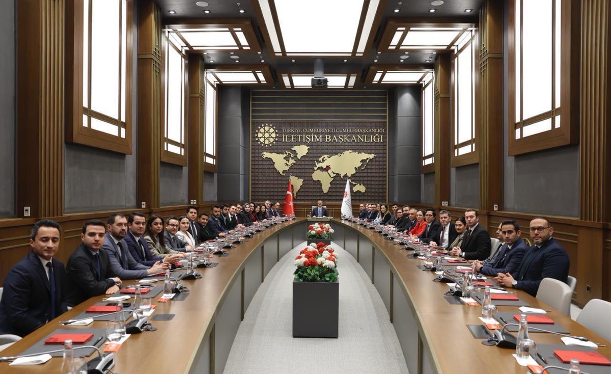 10 Ocak Çalışan Gazeteciler Günü dolayısıyla Cumhurbaşkanlığı İletişim Başkanlığı Sergi Salonu’nda düzenlediğimiz Gazeteciliğin Yolculuğu Fotoğraf Sergisi’ni, basın mensuplarımız ve ziyaretçilerimiz ile buluşturduk. Ardından Cumhurbaşkanlığı muhabirleri ile bir araya geldik.