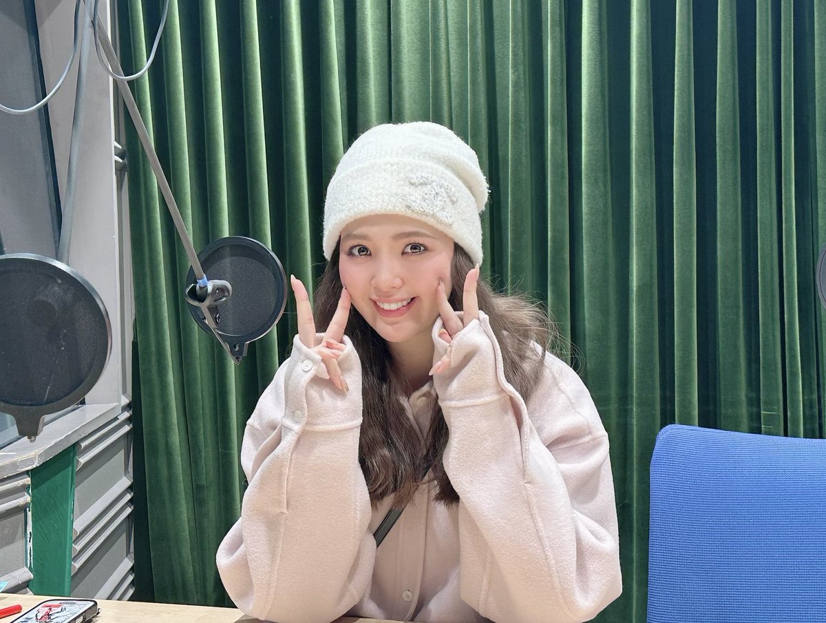 にこるん！！ グレー🩶な私服の二日間。 1個目のパンツの柄 何が隠れているでしょー