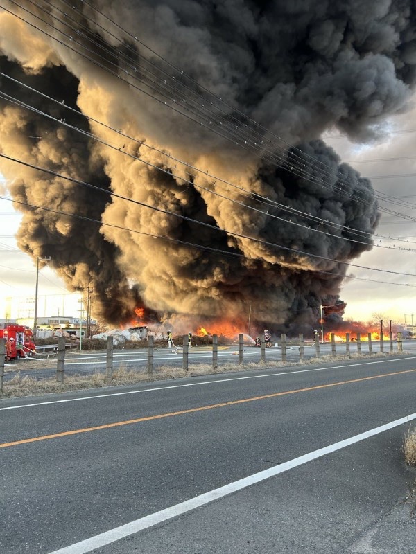 Gt8VUlzRG7buafO's tweet photo. 【火事情報】埼玉県比企郡川島町戸守 廃棄物リサイクル工場付近 資材置き場から激しい黒煙あがる火災1月10日 #埼玉 #川島町 #火災 : ニュース速報あれこれ総合 https://t.co/SUl6Rw1Xyw #NHK #埼玉県 火事消防車サイレン場所出動三連休初日 https://t.co/UJeGDSbzCX