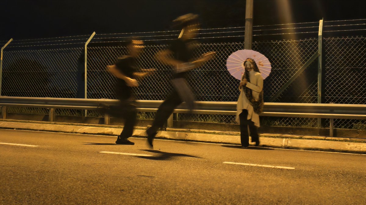 SinarOnline's tweet image. Peserta larian malam diganggu sembilan 'entiti'

Bukan sekadar program larian biasa, sebaliknya keberanian peserta 'Nightmare Run' di Universiti Teknologi Mara (UiTM) Seremban 3, di sini benar-benar diuji apabila mereka terpaksa berdepan ‘gangguan’ sembilan entiti berkostum