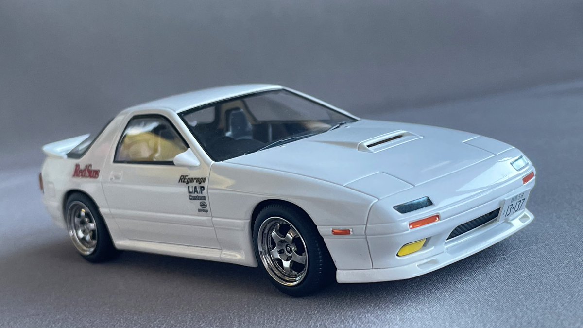 iceman_jp's tweet photo. #アオシマ
#楽プラ
1/32 イニシャルD 高橋涼介のFC3Sです。
外装のみ塗装。白サフ吹いていきなりクリア吹いています😅
ほぼキットのままですがスジボリ、ボンネットフードバルジの開口をしてます。車高もツラもちょうど良かったのでそのままです。キャンバーがつけられると最高ですが。 https://t.co/IEJHbMXCTm