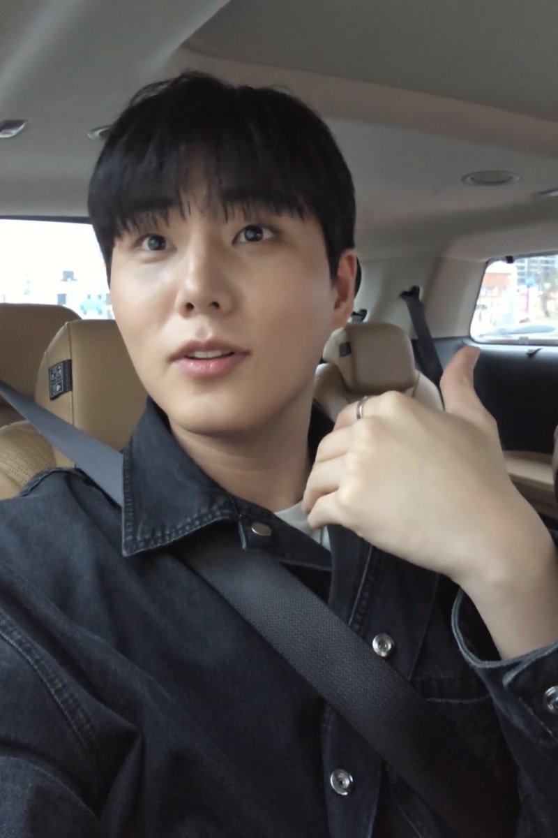 오늘 영현이 짧게 노래 두번 정도 부르러간대
너미너미 예뽀니 두쫀쿠 얼굴을 하고 … 😭😭😭😭😭😭😭😭 뚜아아아아아아아아아아………….