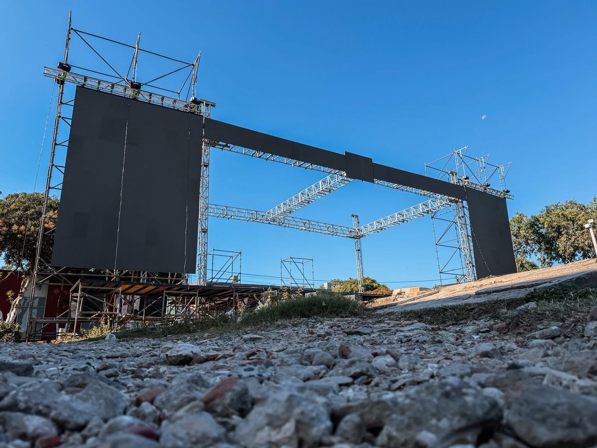 loadebaranoa's tweet photo. Sobre la plazoleta Manuel patrocinio Algarín, se levantan más de 70 m2 de pantalla que darán vida y ambientarán los escenarios por los que los Reyes Magos recorrerán, permitiendo además transportarnos aquella época y sus principales paisajes. https://t.co/iD7euTSgQw