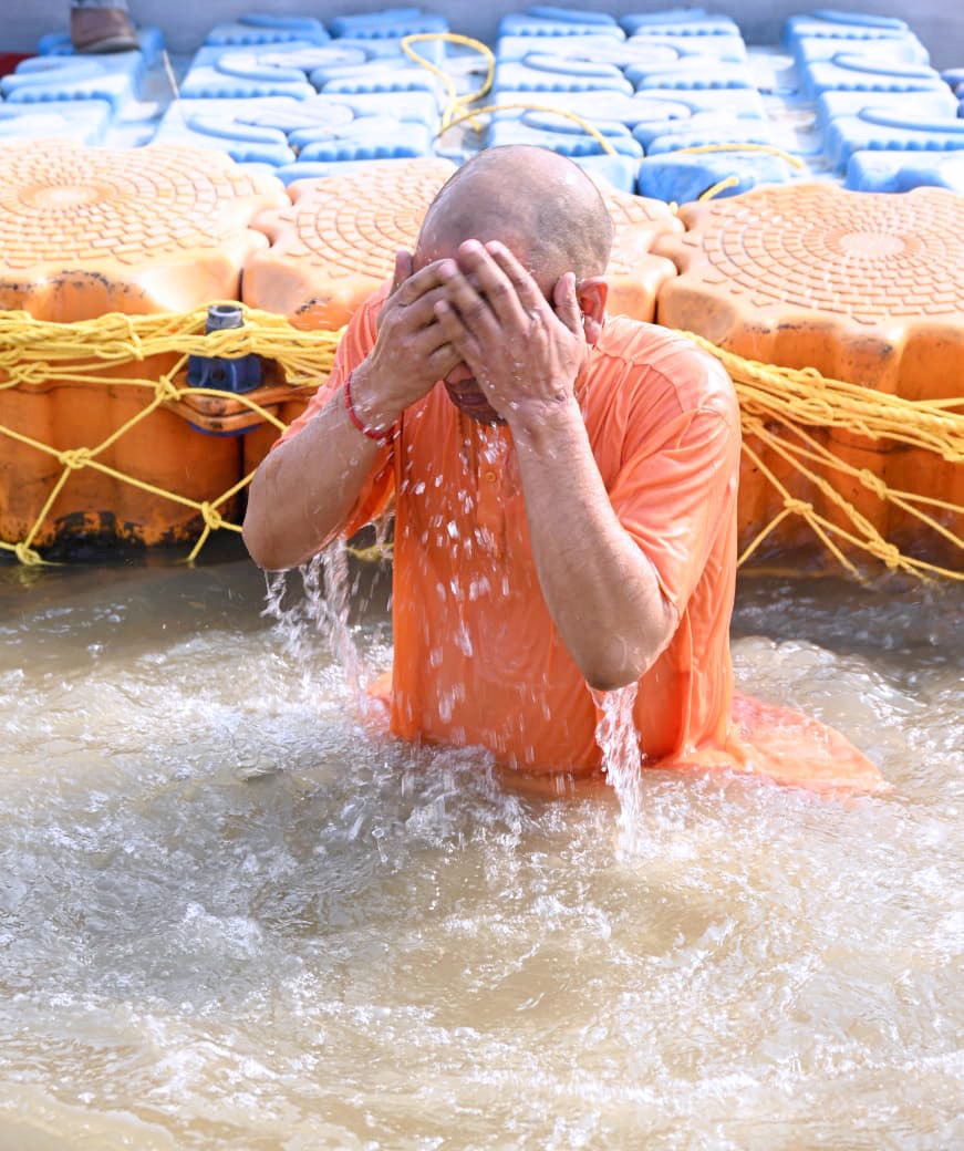 संगम की पावन लहरों में समाहित श्रद्धा, साधना और संस्कार—

मुख्यमंत्री योगी आदित्यनाथ जी का माघ मेला दर्शन आस्था, अनुशासन और सनातन चेतना का सजीव प्रतिबिंब है।

यह केवल दर्शन नहीं, बल्कि संस्कृति, परंपरा और आध्यात्मिक ऊर्जा का दिव्य संगम है। 🙏

#माघ_मेला_2026
