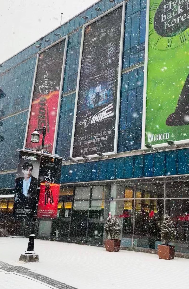 dodong_26's tweet image. 작년에 눈왔을때 블퀘 사진 발견함🥹