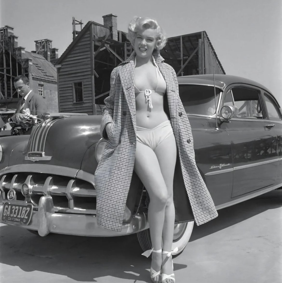 😳 Marilyn Monroe is photographed in 1950 in the parking lot of the 20th Century Fox studio. 🔥

A Tad Revealing For 1950!