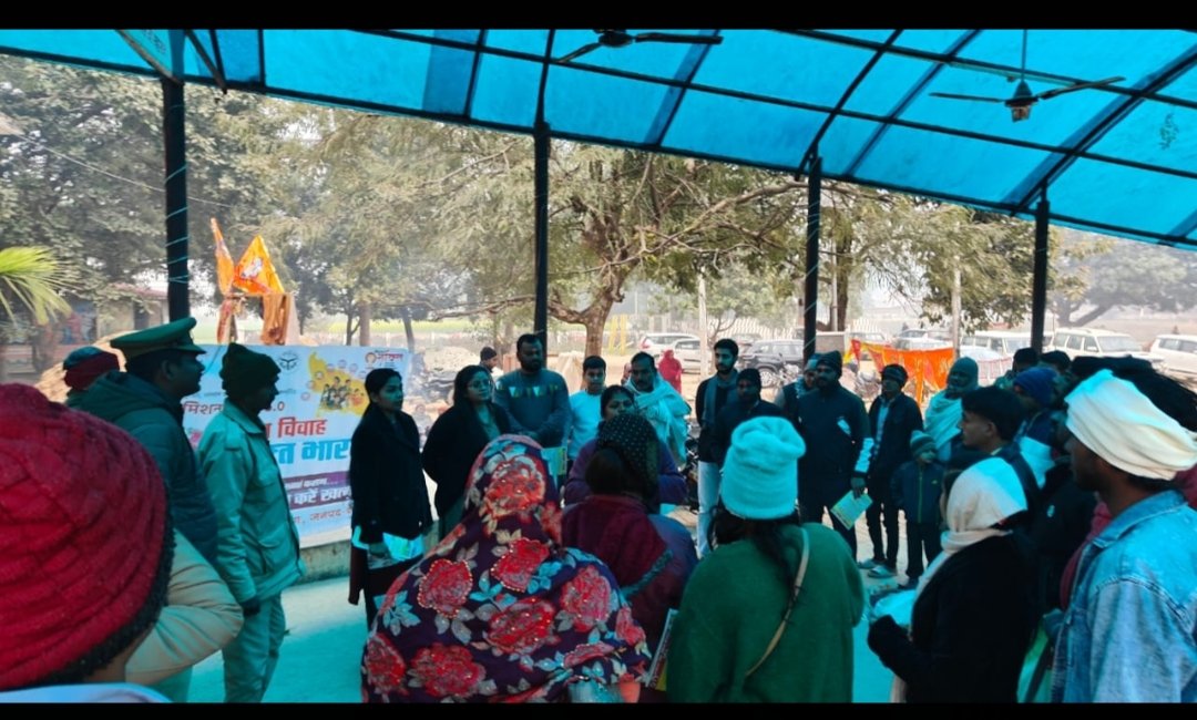 आज दिनांक 10.01.2026 को "सिद्धपीठ श्रीधाम कुट्टी बारीपुर मंदिर" में बाल विवाह अभियान के अंतर्गत महिला एवं पुरुषों के बीच बाल विवाह के दुष्परिणामों के बारे में बताया गया । <a href="/dmdeoria/">DM Deoria</a> <a href="/UPMahilaKalyan/">UP Mahila Kalyan</a>