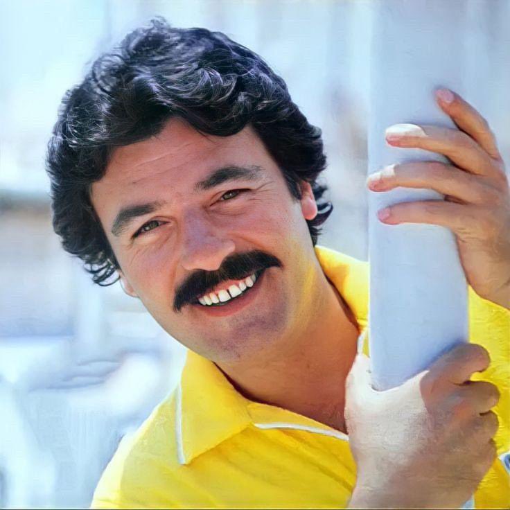 ‘Aşk olmayan gönüllerde, hayat olmaz sevgilim’
Gönlünüz aşkla dolsun, sevgi yolunuzu aydınlatsın 🙏🏻
Günaydın 🌞 

#FerdiTayfur
#KralFerdiTayfurEfsanesi