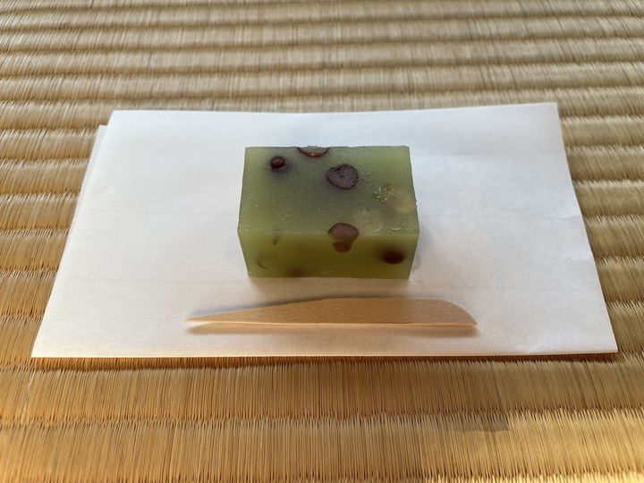 【#呈茶席 だより】
新春展では、季節のお菓子を入れ換えてご用意😋
只今は、干支の午に因み「牧場(まきば)の春」＃亀屋清永 製。
牧場に放牧された馬🐎に見立てた小豆が、印象的なお菓子です。
今季も呈茶席は、土日開催中💡
皆様のお越しをお待ちにしております
#茶道資料館