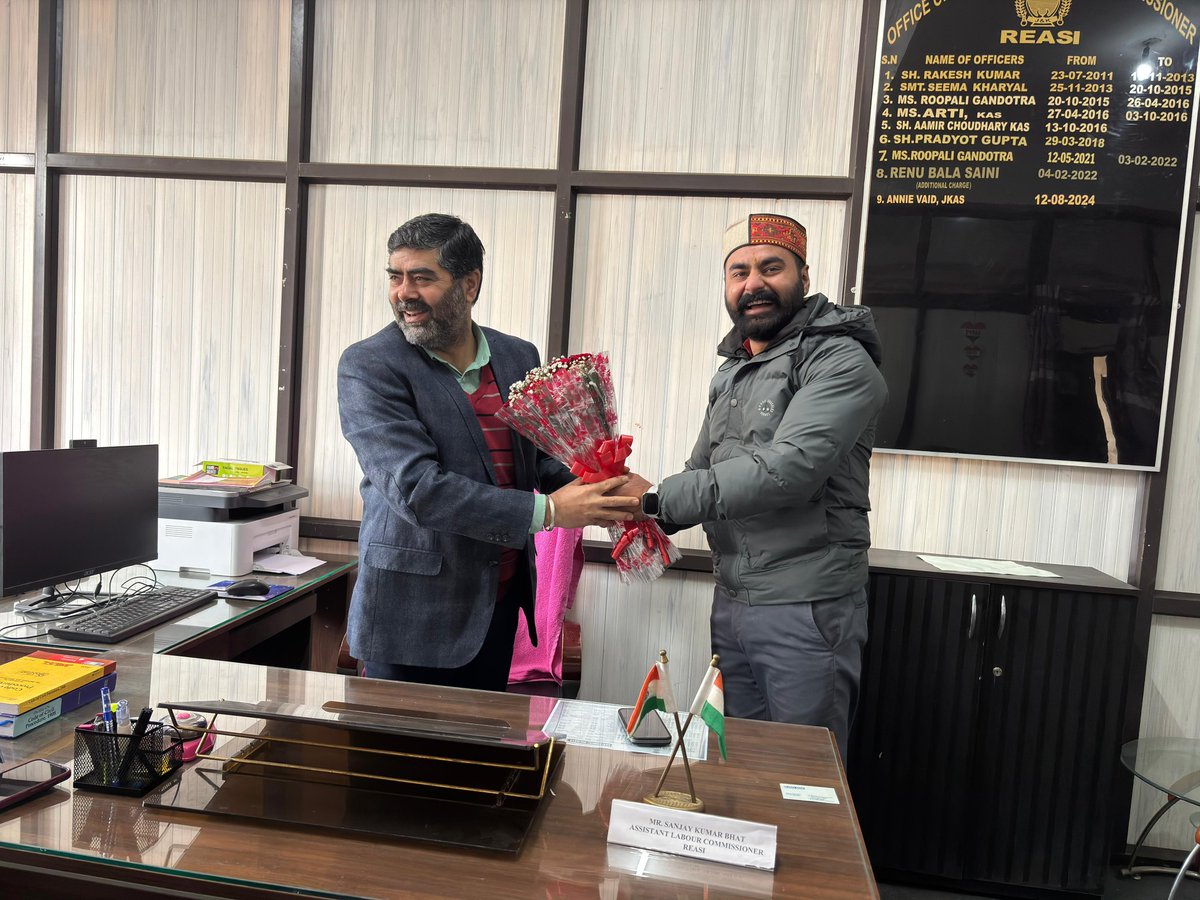 ALCreasi's tweet photo. Sh. Sanjay Kumar Bhat has assumed the charge of Assistant Labour Commissioner, Reasi. On the occasion, he was accorded a warm welcome by the staff of ALC Reasi.
We look forward to working under his guidance and leadership. https://t.co/nnA26UU4Yy