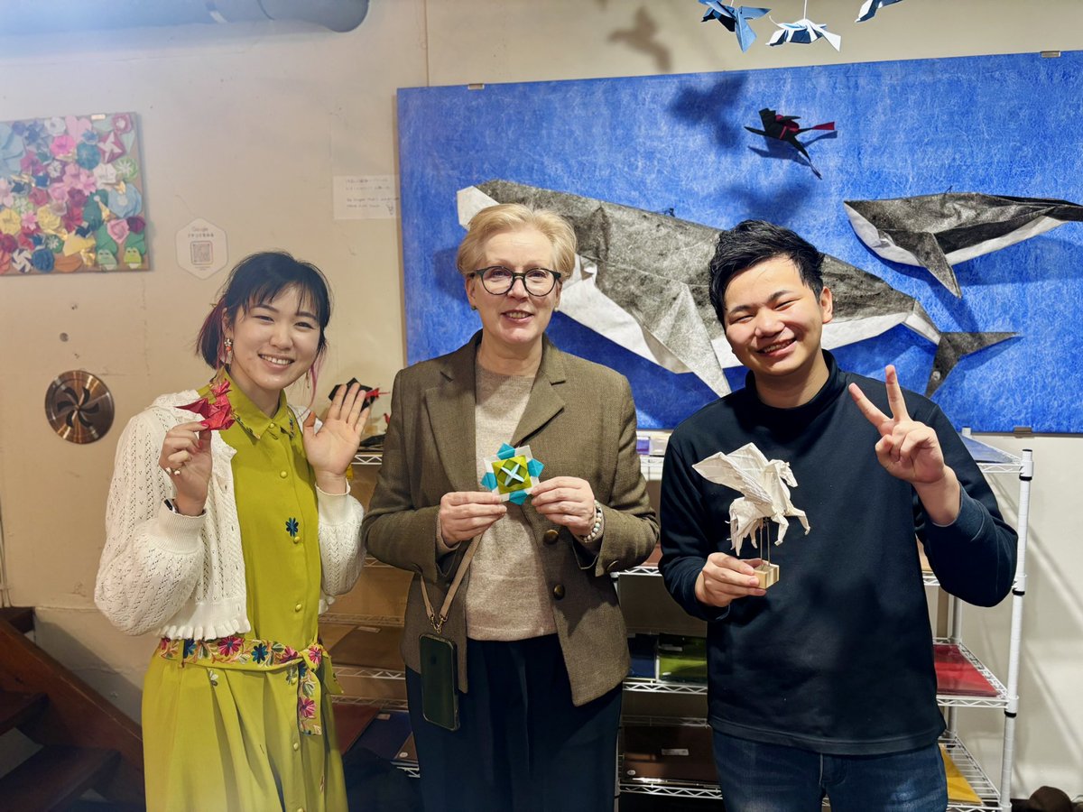 フィンランドのヘルシンキから、浅草スタジオにお越しいただいたお客様✨
ヘルシンキは冬はオーロラが美しく、夏は白夜で一晩中楽しいそうです。行ってみたい！

スタジオでは花の折り紙や、回して遊べるコマの折り紙に挑戦しました。
素敵な日本滞在を過ごされたことを願っています☺️