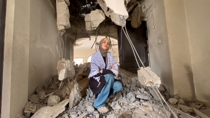 “¡Dios mío, la ‘guerra’ ha vuelto!
Los ataques aéreos están golpeando toda Gaza: el norte, el sur, el este y el oeste.
Estamos rodeados de bombardeos desde todas las direcciones.
¡Demasiados mártires!”

El genocidio nunca se fue de Gaza, ni un solo día.