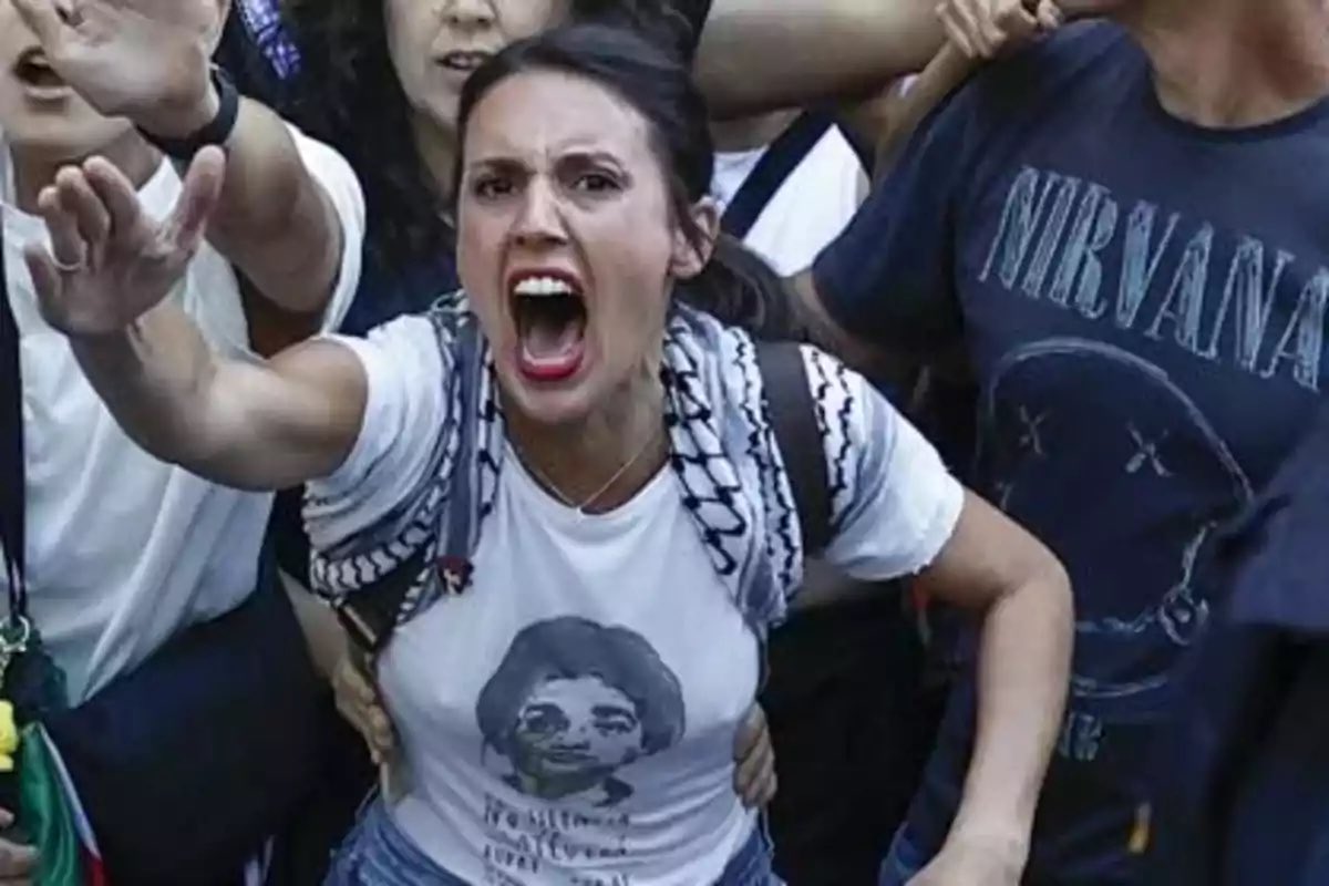 Dos fotos, dos mujeres y un abismo. 

Una iraní quema la imagen de su verdugo como quien se quita de encima algo repugnante. 
Gesto íntimo, sin público. Lo hace, asume el riesgo real y se va. 
La otra aparece, como siempre, gritando. Rodeada, protegida, con el cuerpo convertido