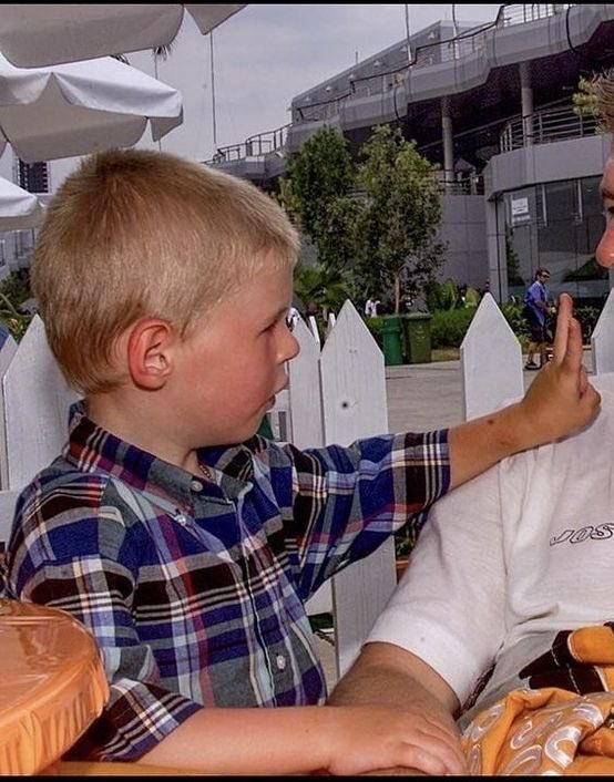 yuriouss's tweet image. finally know the context of this photo and i’m giggling