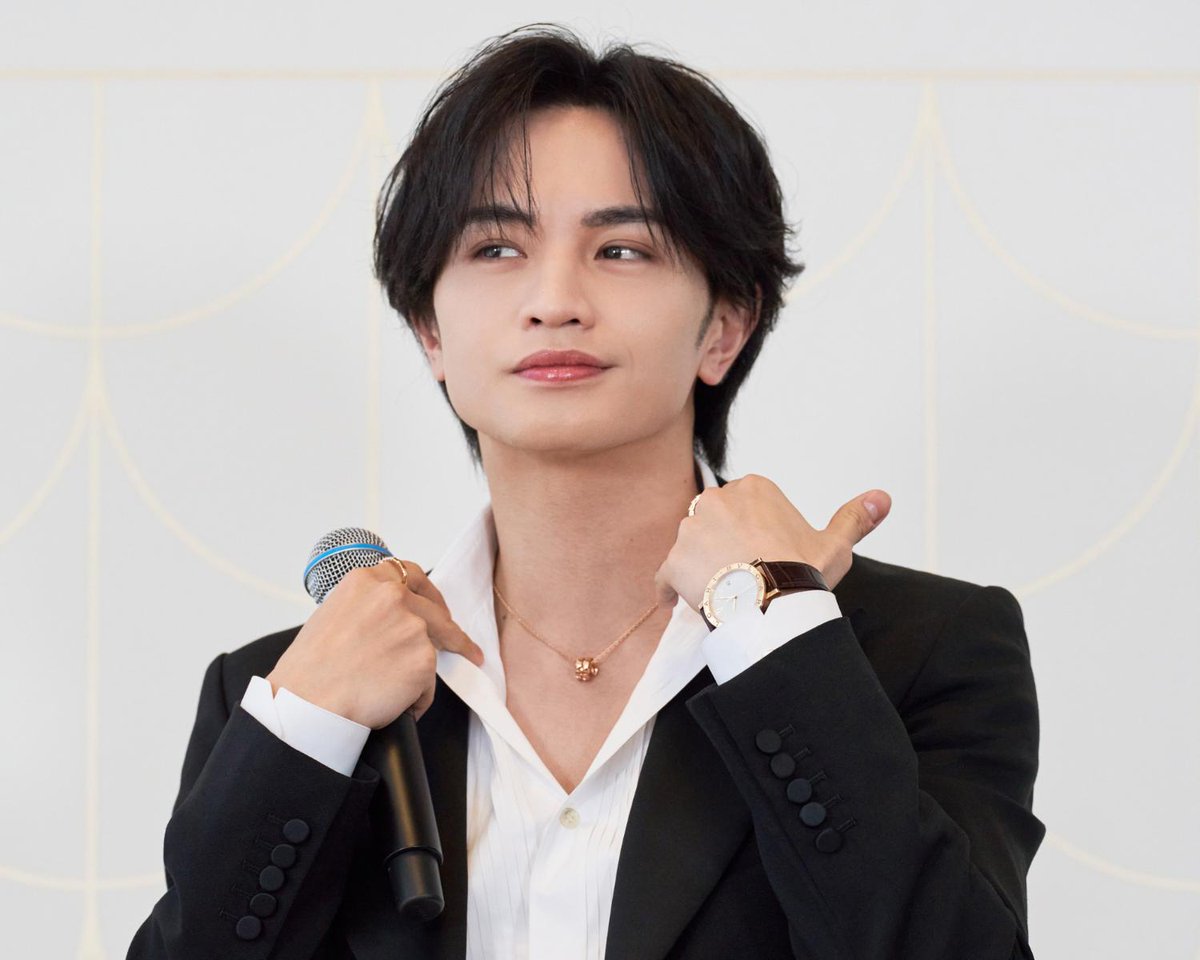 写真は代名詞である「Sexy」を襟の開き具合で表現する中島。