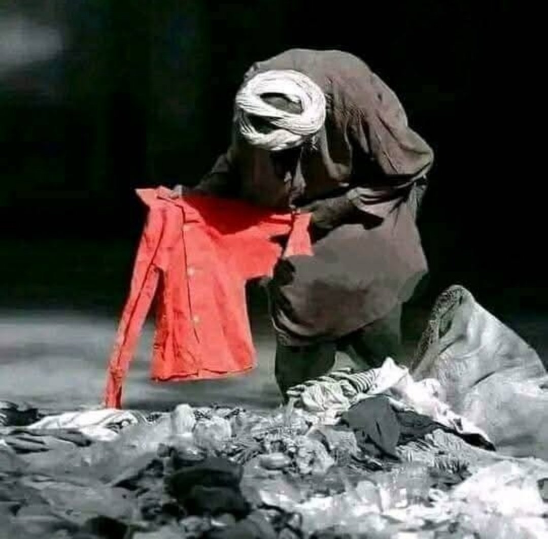 दुनिया जिसे कचरा कह कर आगे बढ़ जाती है,
​वही चीज़ किसी के घर की रौनक बन जाती है