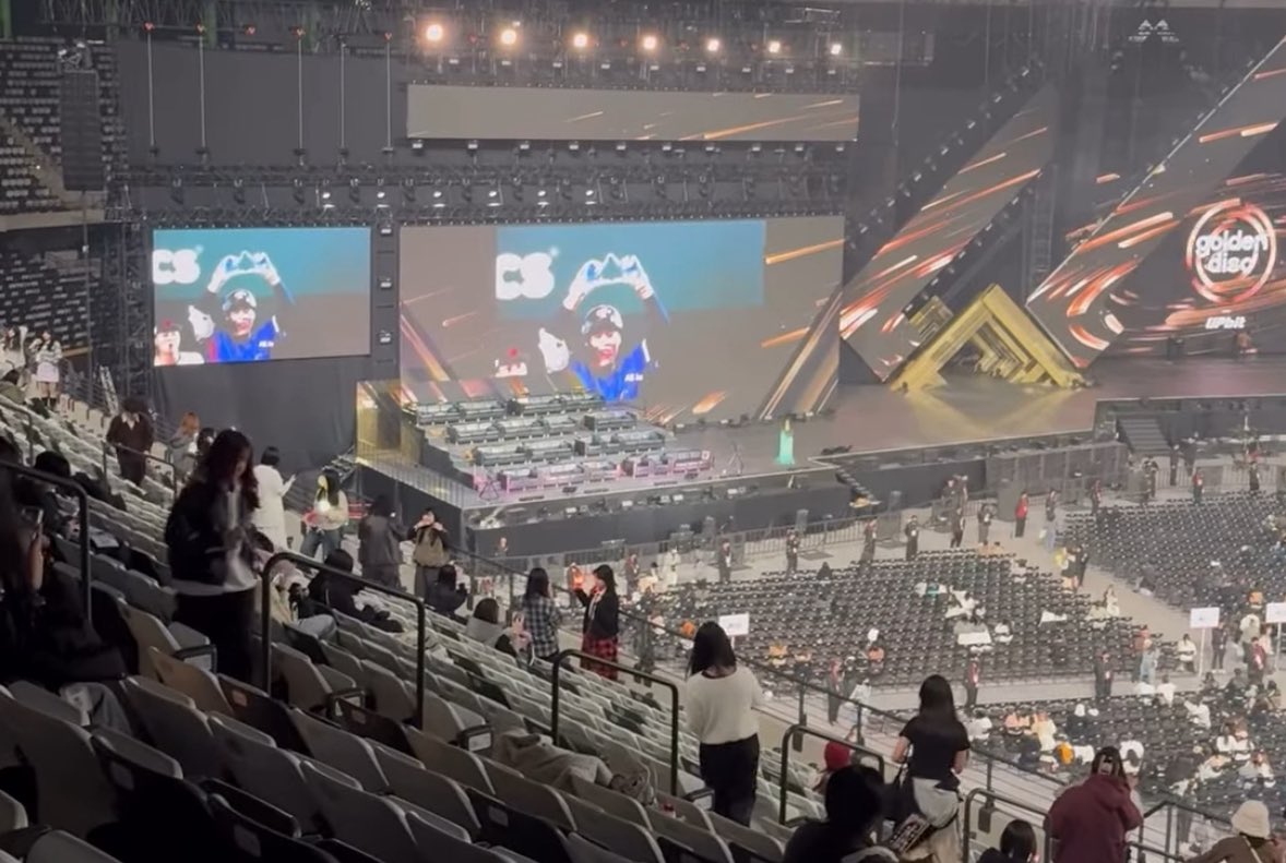 annyeongzboss's tweet photo. GDA have artist seats this year.. 
uhm,, tbh after all the toxic fans at the last awards show, i’m not even excited for idols reaction anymore 😴 https://t.co/ldXAd1pPyp
