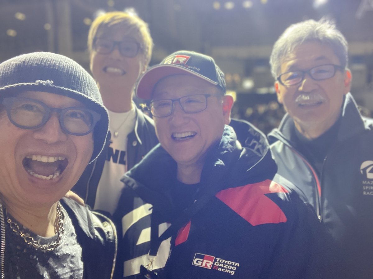 東京オートサロン公式インフルエンサーの西沢です。マツダブースで、マツダスピリットレーシングのトークショーを行っていたら、なんと最前列に神々しい光だが…目を凝らしてみるとトヨタの豊田会長と王子佐々木雅弘王子ではありませんか！ステージでコメントを頂き、写真もいただきました。ありがとう