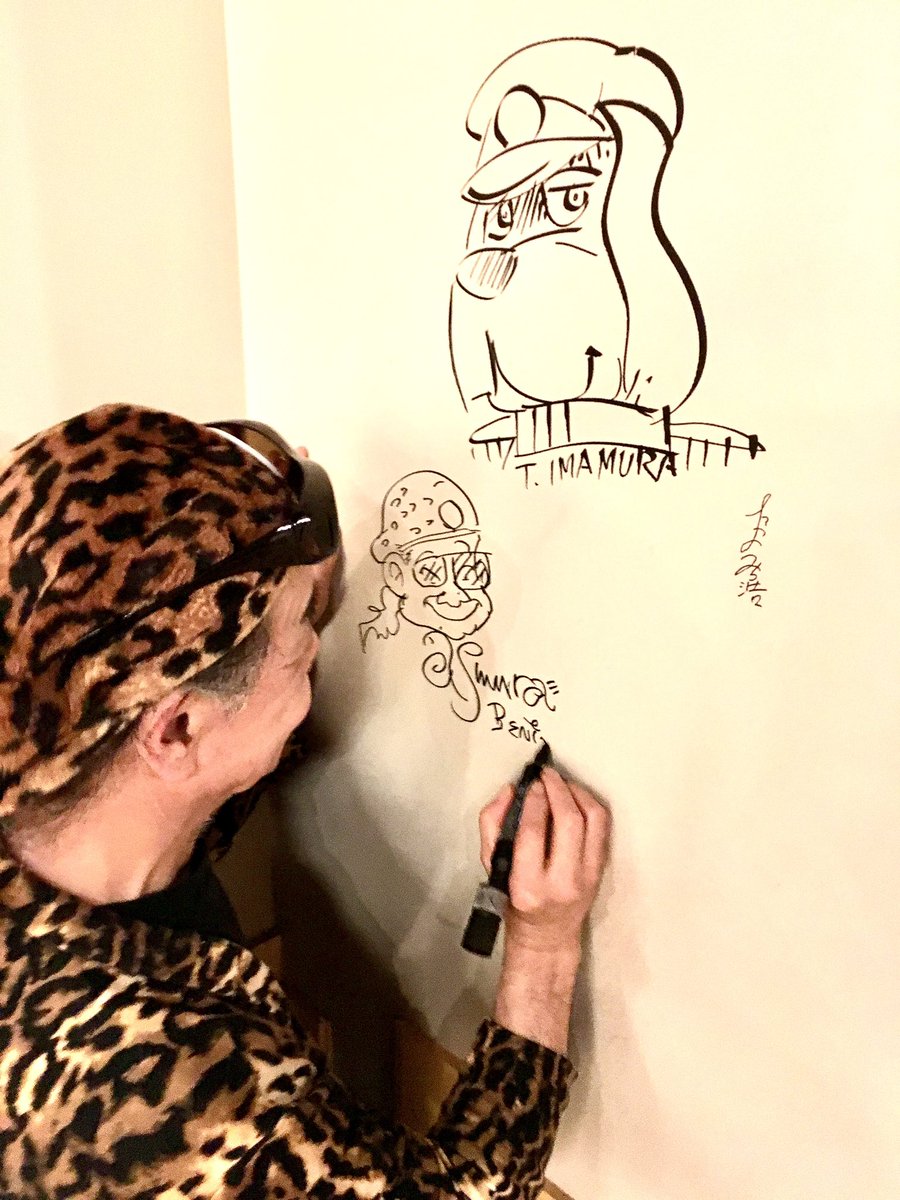 2016年、プロダクションIG本社1階のピザ食堂「武蔵野カンプス」にて。その壁にサインをする伊藤アシュラ紅丸さん。僭越ながら、私もご一緒に壁に描かせていただきました。今も残っているのかな？