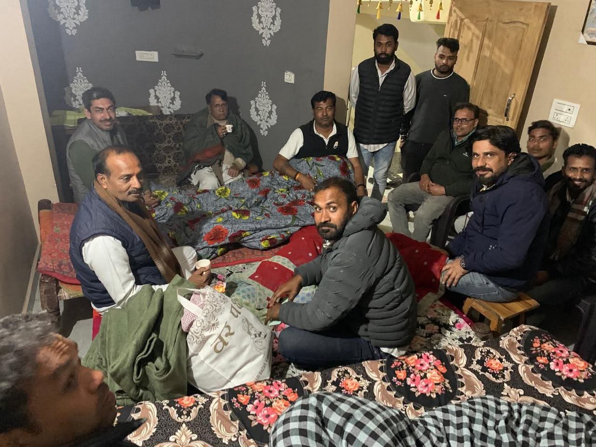 MrDeepakRai's tweet photo. एक नेता ऐसे भी श्री @pcsharmainc पर एक जी किसानों के संघर्ष, उनके धैर्य और उनकी पीड़ा को नज़दीक से समझने का प्रयास करते हुए जहाँ किसान भाइयों के साथ रात्रि विश्राम किया यह केवल ठहराव नहीं  था,बल्किखेत-खलिहान, मेहनत और हक़ की लड़ाई से ज���ड़ी सच्चाइयों से सीधा संवाद है #MrDeepakRai https://t.co/o1xRxnfJj5