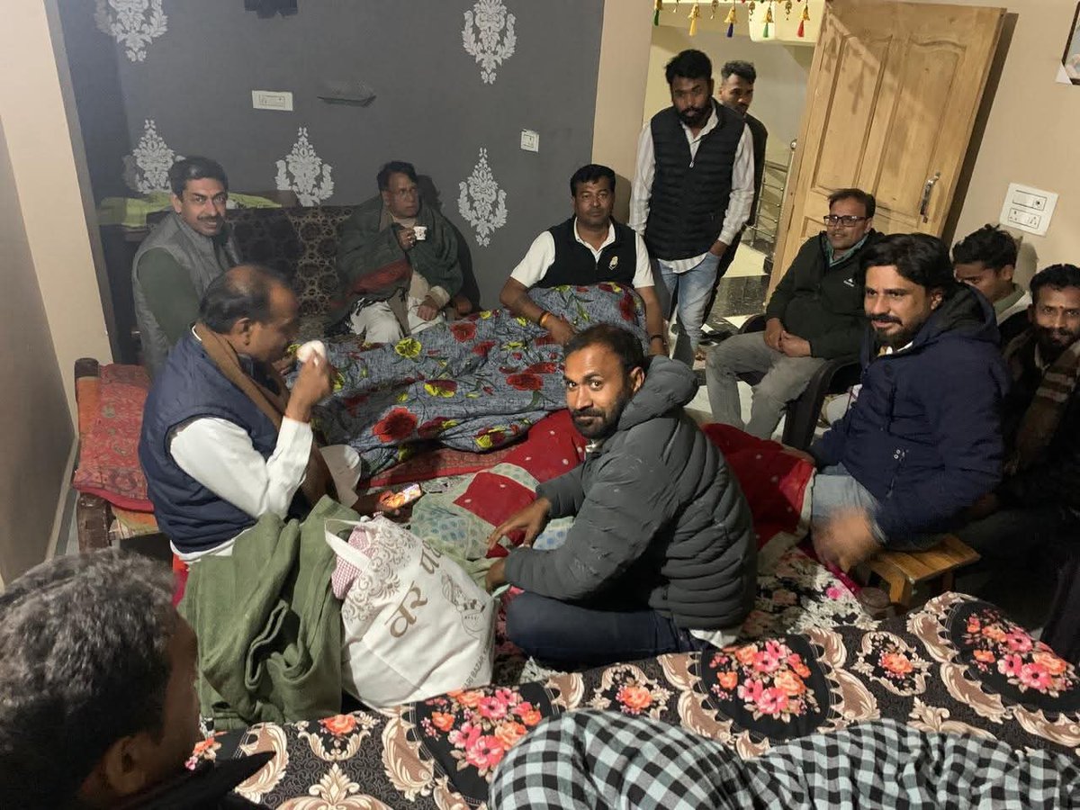 MrDeepakRai's tweet photo. एक नेता ऐसे भी श्री @pcsharmainc पर एक जी किसानों के संघर्ष, उनके धैर्य और उनकी पीड़ा को नज़दीक से समझने का प्रयास करते हुए जहाँ किसान भाइयों के साथ रात्रि विश्राम किया यह केवल ठहराव नहीं  था,बल्किखेत-खलिहान, मेहनत और हक़ की लड़ाई से ज���ड़ी सच्चाइयों से सीधा संवाद है #MrDeepakRai https://t.co/o1xRxnfJj5