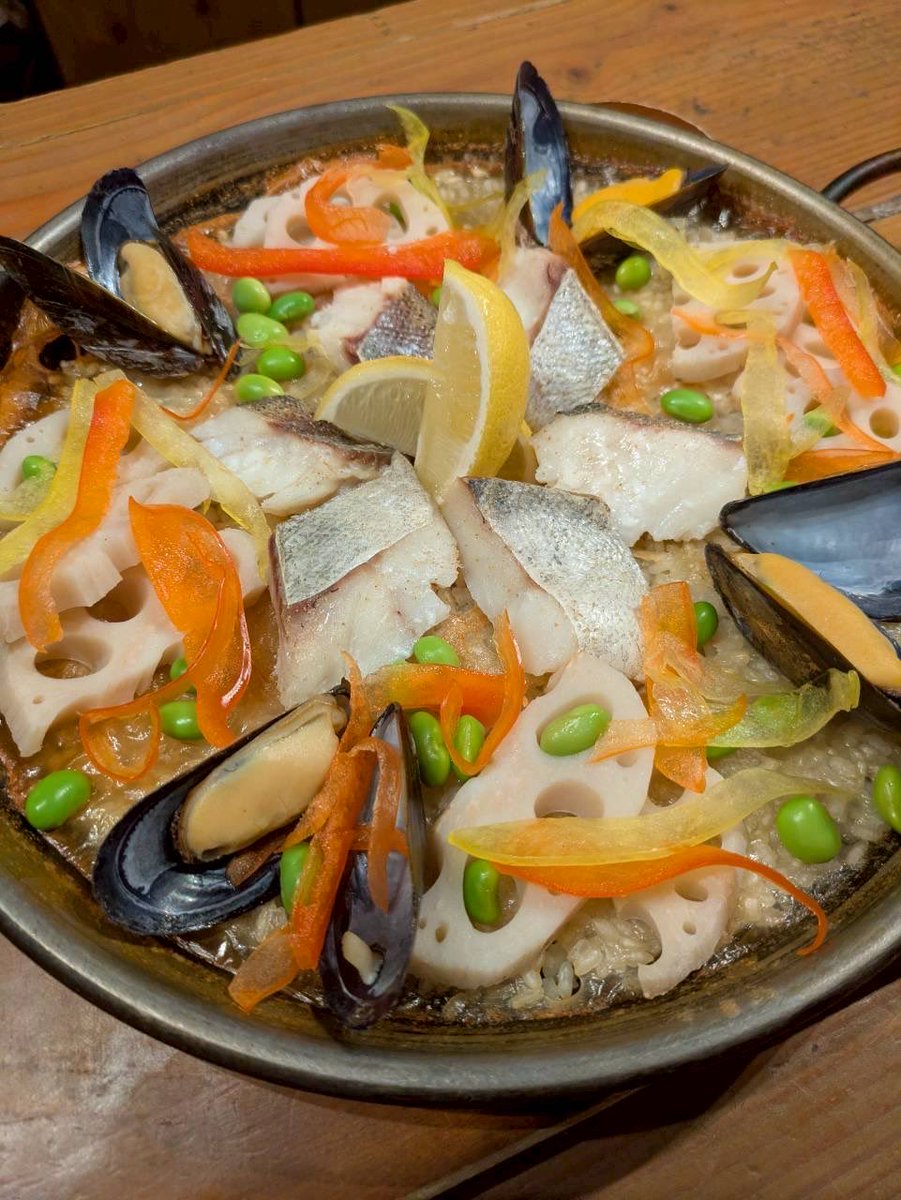 お待たせしました‼️
〜1月の新作パエリア第一弾です〜
・真鱈とレンコンのパエリア🥘
この時期、旨みがのってる真鱈とサクサク食感のレンコン✨旨みがギュッと詰まった一品是非、楽しんでください☺️
1月13日(火)からスタートもうしばらくお待ちください

#五反田 #漁師バル #海鮮 #パエリア #ワイン